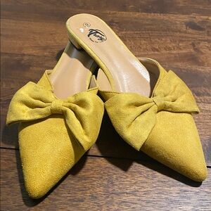 Trary Elena mustard Yellow Bow Mules size 9
